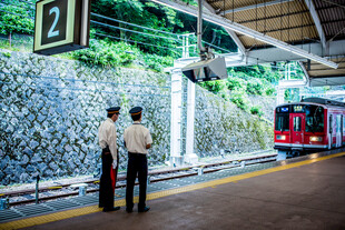 日本火车站台工作人员与列车
