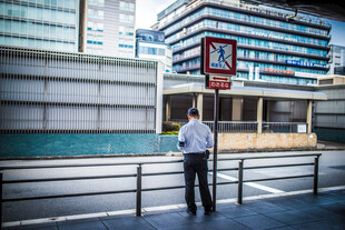 日本男子驻足观赏现代建筑