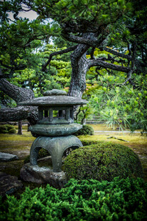 日本日式庭院中的古朴石灯笼
