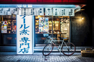 日本日式街头小店与停放的单车