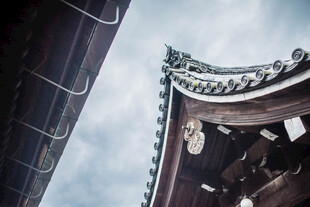 日本中式古建筑屋檐一角