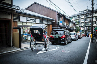 日本日本街头的人力车与车辆
