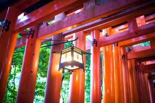 日本日式木质建筑中的古朴灯笼