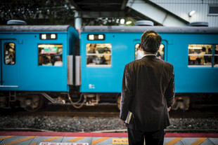 日本男子站台等候蓝色列车