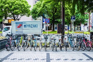 日本街边整齐停放的共享单车