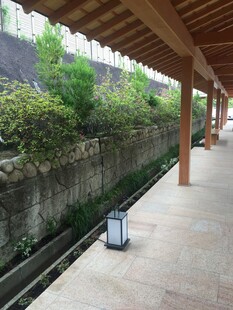 日本木质长廊旁的绿植与轨道