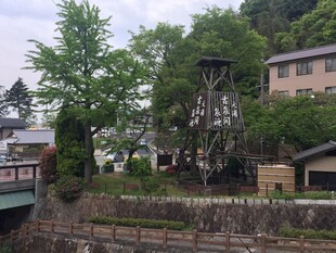 日本古朴村庄中的木质水车景观