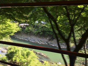 日本透过栏杆赏山间绿水景观