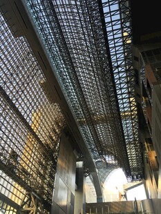 日本现代建筑内部玻璃结构景观