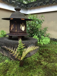 日本日式庭院中的古朴石灯笼