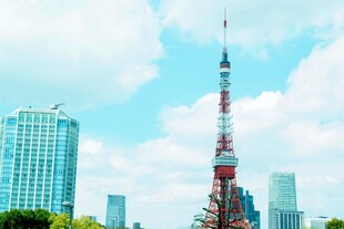 日本东京塔与城市建筑景观