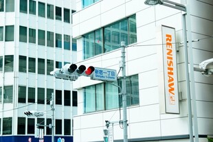 日本城市街景中的交通信号灯