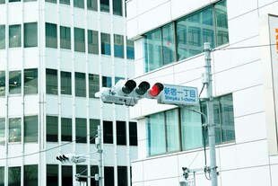 日本城市街道交通信号灯与建筑