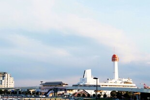 日本港口船只与标志性建筑景观