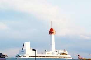 日本海上灯塔与航行船只