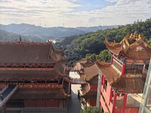 古寺坐落于青山环抱间