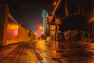 雨夜街头的静谧景象
