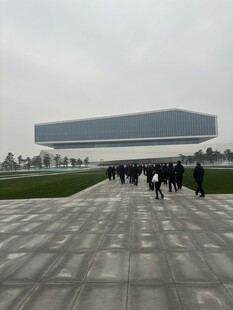 行人漫步于现代建筑前