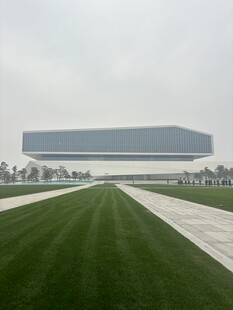 现代建筑前的开阔草坪