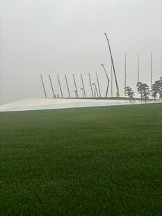 绿茵场上的林立白色结构