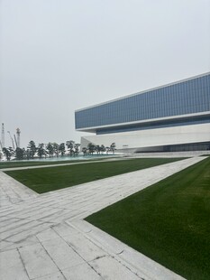 现代建筑旁的开阔景观