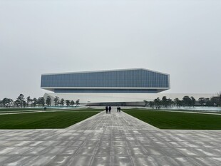 现代建筑前的开阔广场