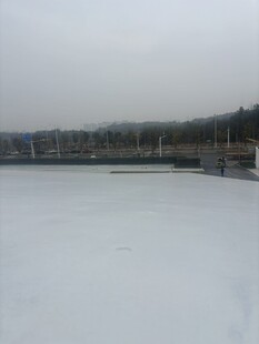 冬日冰封湖面景色