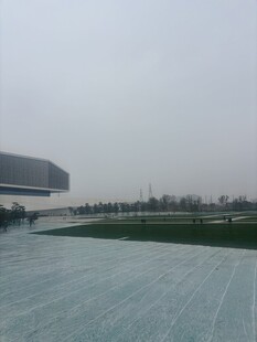 现代建筑旁的开阔广场