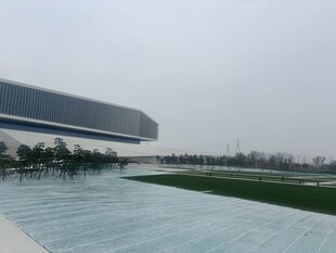 现代建筑外观与开阔广场