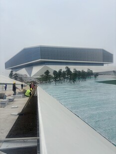 现代建筑旁的开阔水面景观