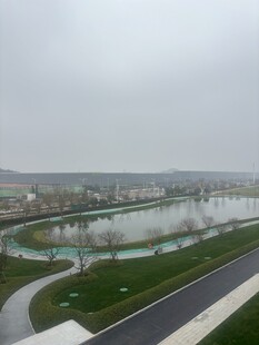 俯瞰城市中的水域景观