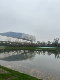 湖畔现代建筑倒影美景