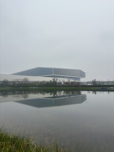 湖畔建筑倒影风景如画