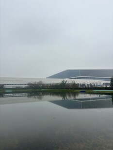 平静湖面映远处建筑风景