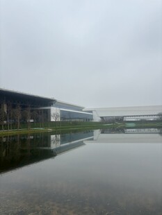 雨中建筑倒影于平静水面