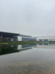 现代建筑前的平静水面