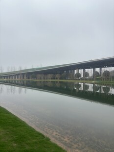 河畔桥梁倒影风景图