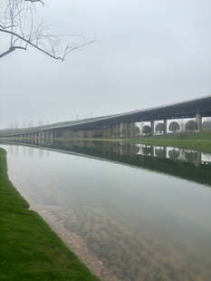 河畔桥梁与静谧水面景观