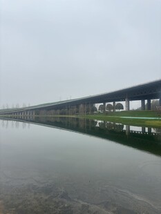 平静水面上的长桥倒影