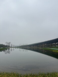 雾霭中的河畔与长桥