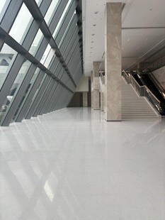 现代简约风格的宽敞室内空间