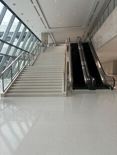 现代室内自动扶梯与楼梯