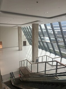 现代宽敞室内楼梯空间