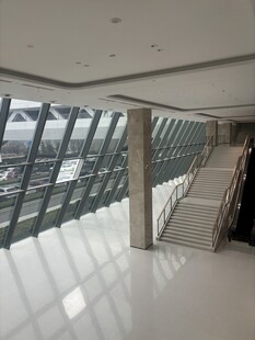 现代宽敞室内玻璃楼梯空间