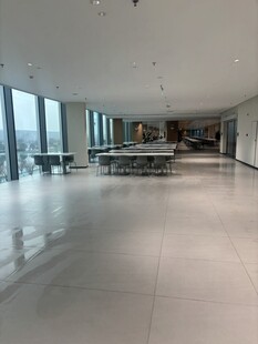 宽敞明亮的现代化室内空间