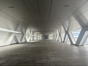 现代风格空旷室内走廊