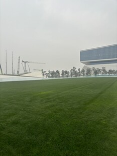 开阔草坪旁的现代建筑景观