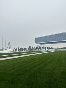 现代建筑旁的整齐绿草地