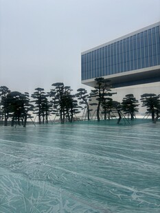 现代建筑前的开阔冰冻湖面