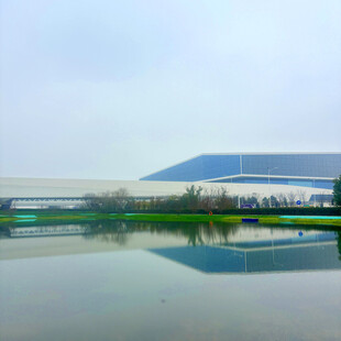 平静湖面与远处建筑倒影